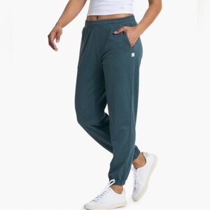 Vuori Boyfriend Sweatpants women’s size small in dark green heather.